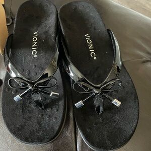 Vionic Bella sandal in black patent leather sz9